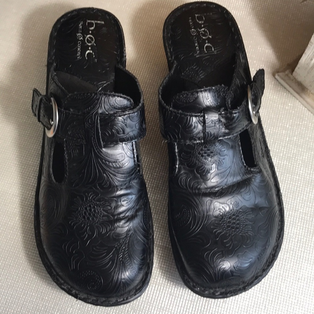 BOC BORN MULES-EMBOSSED FAUX LEATHER-SZ 8